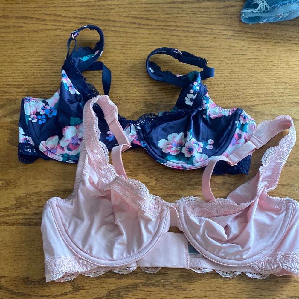 Two Aerie Unlined plunge bras